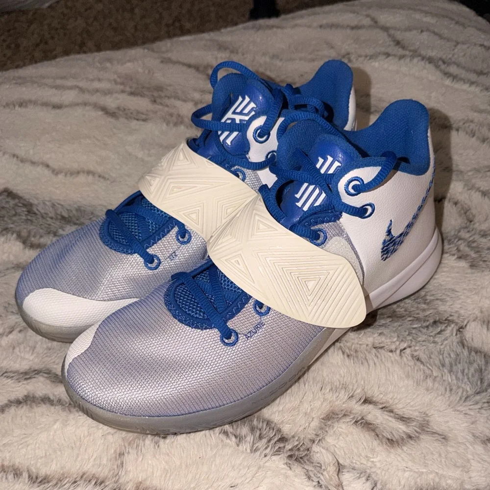 Men’s Nike Kyrie flytrap 3 in Blue and White
